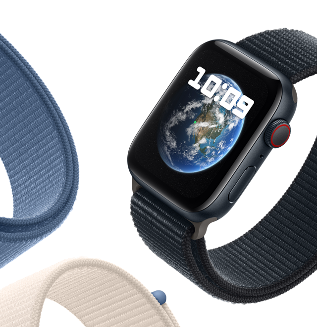 Apple Watch SE z opaską sportową pokazujący tapetę Astronomia z planetą Ziemia.