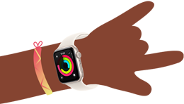 Ilustracja przedstawiająca nadgarstek dziecka z założonym Apple Watch SE 3 prezentującym na ekranie apkę Aktywność
