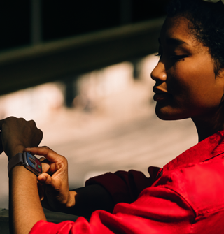 Osoba otrzymująca połączenie przychodzące na Apple&nbsp;Watch Series&nbsp;11 