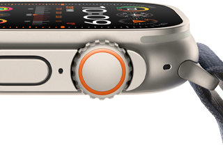 Apple Watch Ultra 2 z wytrzymałą tytanową kopertą, płaskim wyświetlaczem, pokrętłem Digital Crown i przyciskiem bocznym.