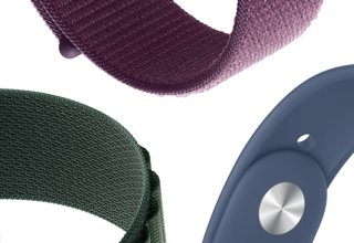 Apple Watch Series 10 z paskiem sportowym w kolorze denimu obok opaski sportowej w kolorze dojrzałej śliwki, paska sportowego w kolorze księżycowej poświaty i opaski Alpine w kolorze ciemnozielonym