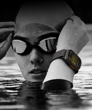 Ultra 2 na nadgarstku osoby w wodzie