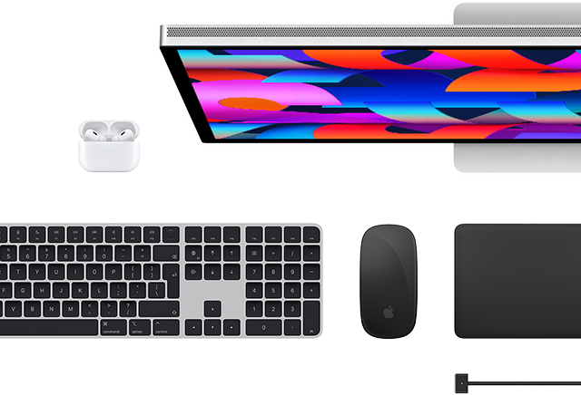 Widok z góry na akcesoria do Maca: monitor Studio Display, słuchawki AirPods, klawiaturę Magic Keyboard, mysz Magic Mouse i gładzik Magic Trackpad