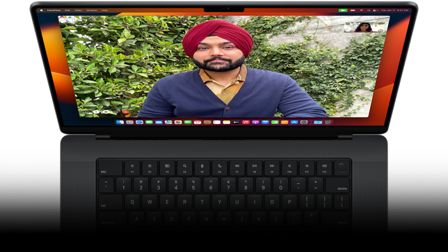 Ilustracja przedstawiająca wideorozmowę FaceTime na MacBooku Pro.