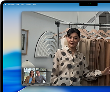 Rozmowa wideo na MacBooku Pro, podczas której kobieta prezentuje tkaniny dwóm osobom, a funkcja Centrum uwagi utrzymuje ją w centrum kadru, kiedy ta się porusza