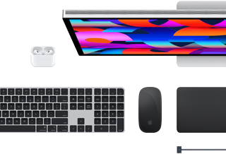 Akcesoria do Maca: Airpods, monitor Studio Display, klawiatura Magic Keyboard, mysz Magic Mouse, gładzik Magic Trackpad, przewód do ładowania MagSafe w kolorze gwiezdnej czerni