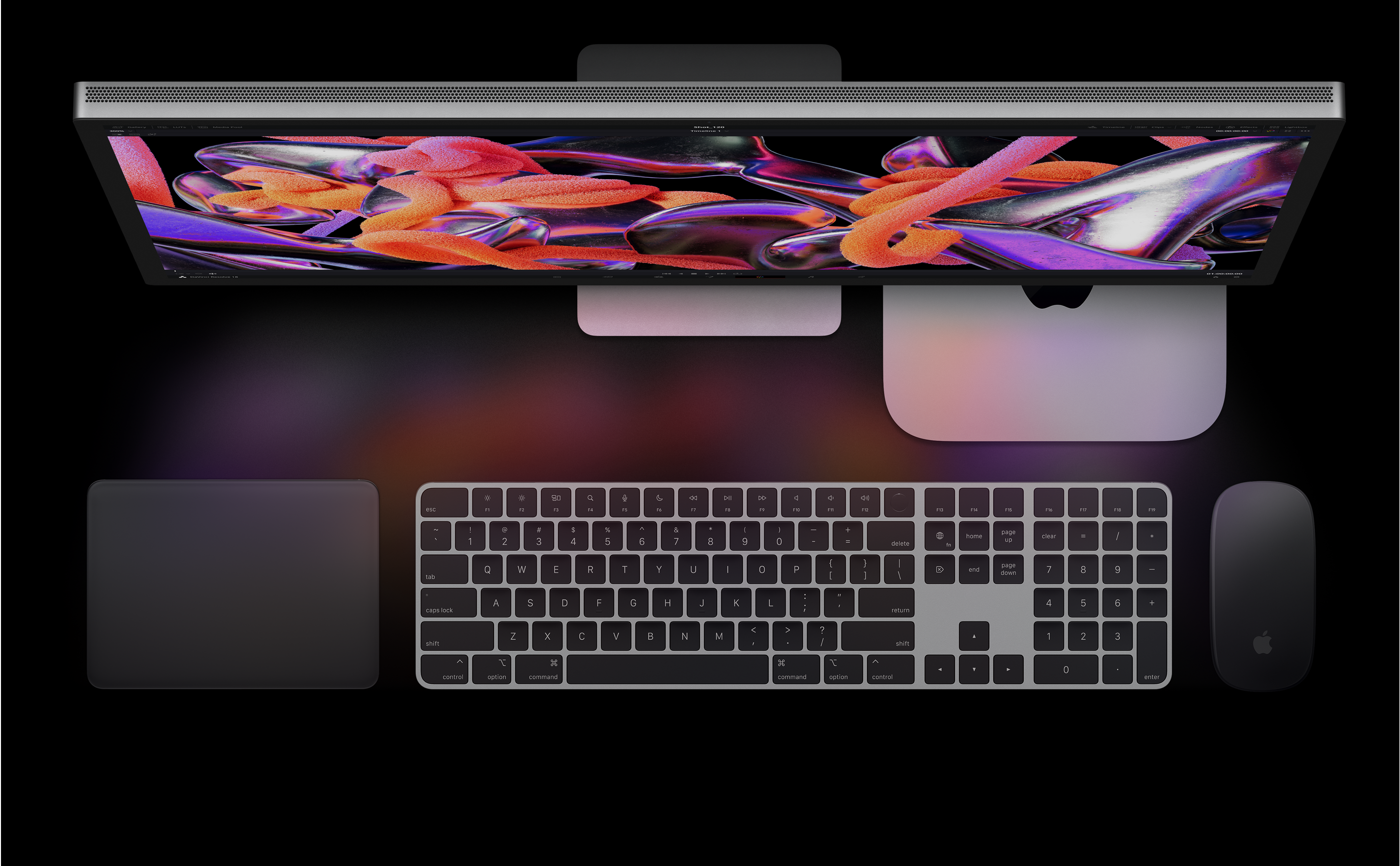 Widok z góry na monitor Studio Display, Maca mini, gładzik Magic Trackpad, klawiaturę Magic Keyboard i mysz Magic Mouse.