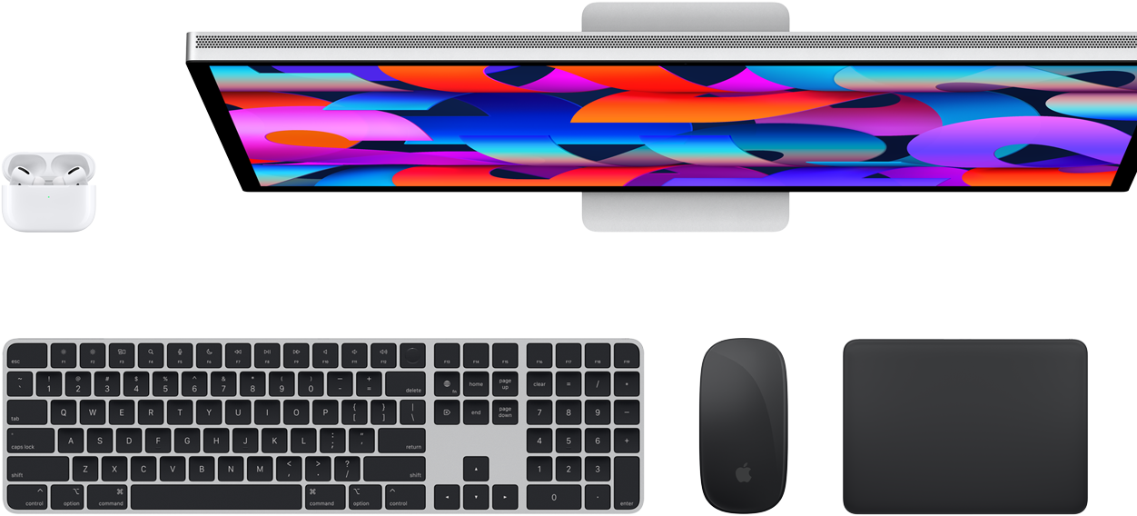 Widok z góry na AirPods, monitor Studio Display, klawiaturę Magic Keyboard, mysz Magic Mouse i gładzik Magic Trackpad.