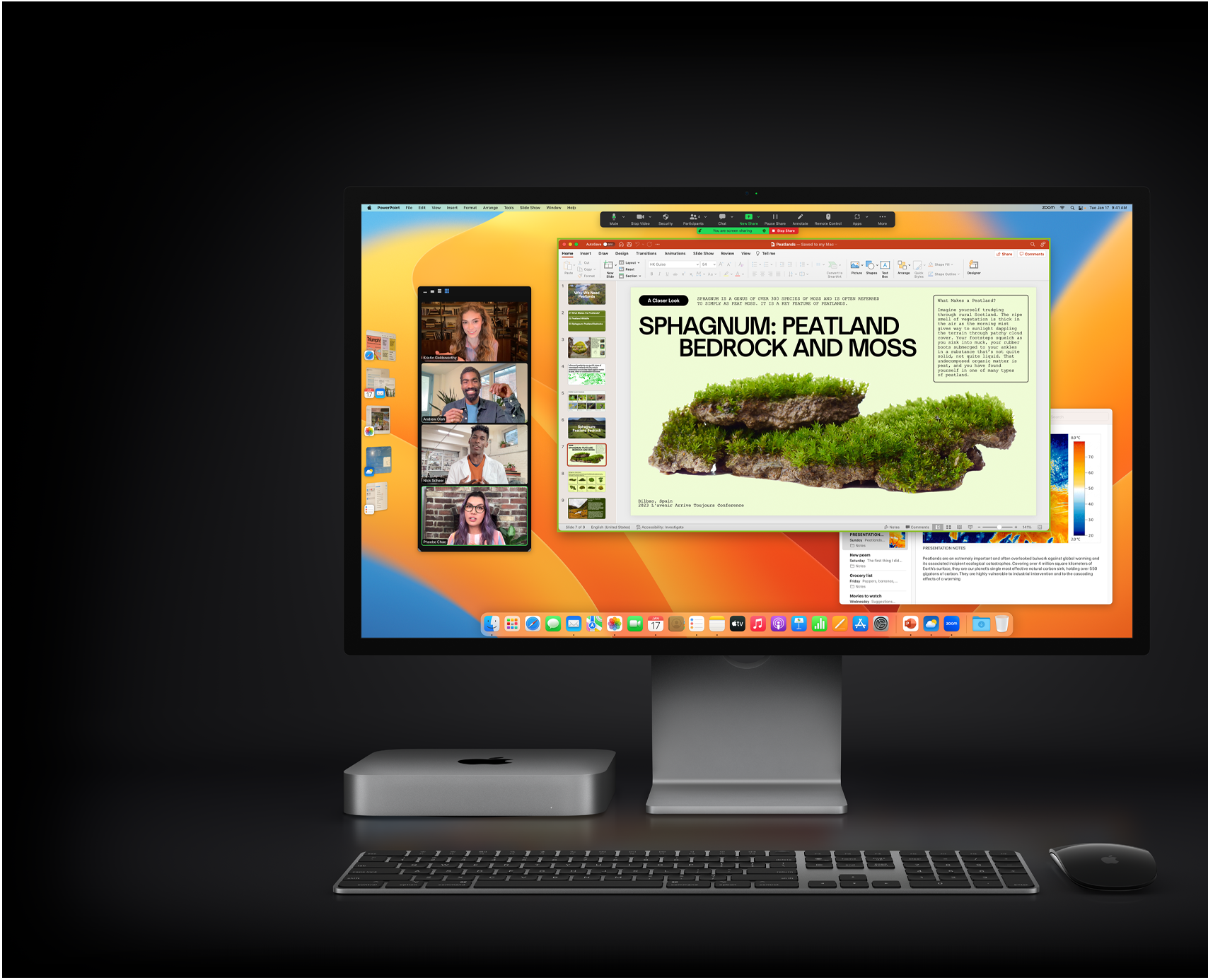 Mac mini z myszą Magic Mouse, klawiaturą Magic Keyboard i monitorem Studio Display pokazującym prezentację Microsoft PowerPoint udostępnianą podczas spotkania w narzędziu Zoom, z widoczną w tle aplikacją Notatki.
