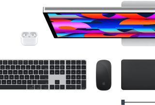 Akcesoria do Maca: AirPods, Studio Display, Magic Keyboard, Magic Mouse, Magic Trackpad, przewód ładujący MagSafe w kolorze północy