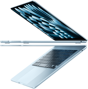 Dwa otwarte laptopy MacBook Air w kolorze błękitnym tworzące kształt strzałki, co podkreśla ich smukły profil
