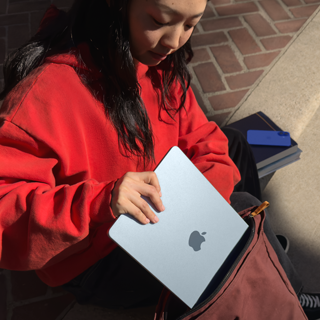 Osoba studiująca wkłada MacBooka Air 15″ do plecaka