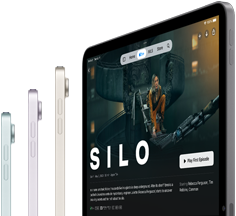 Widok z boku na trzy modele iPada Air, na czwartym iPadzie Air pokazany jest serial Silos w Apple TV+