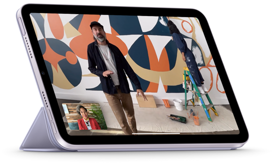 iPad mini ustawiony poziomo i połączony z etui Smart Folio ustawionym w pozycji do oglądania. Na wyświetlaczu widać rozmowę przez FaceTime z włączoną funkcją Centrum uwagi