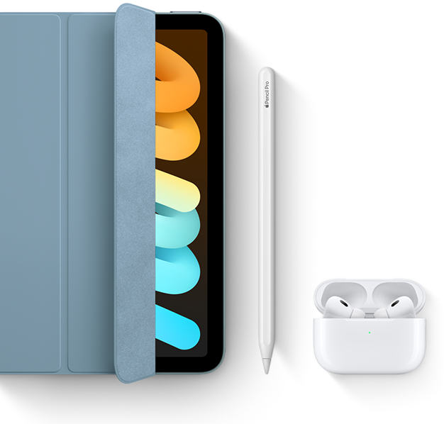 iPad mini pokazany w użyciu z etui Smart Folio, Apple Pencil Pro i AirPods Pro