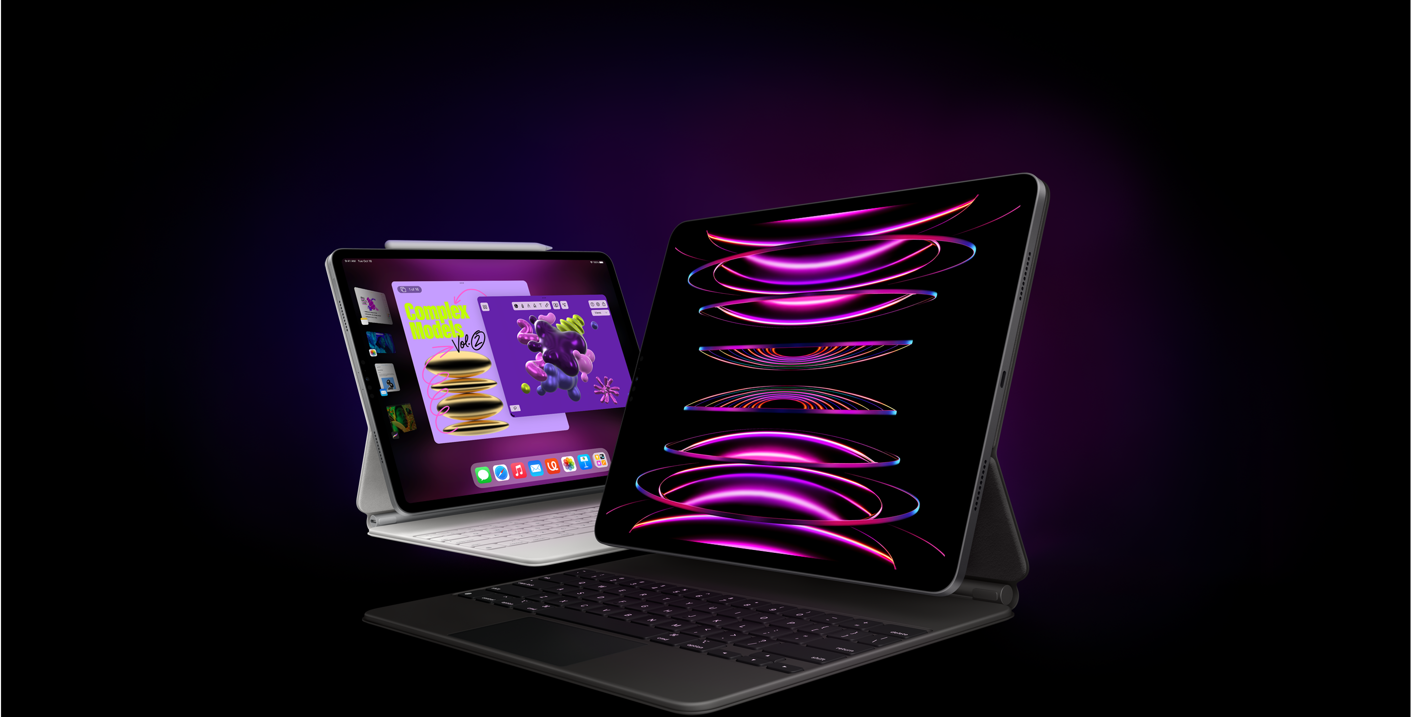 iPad Pro z białą klawiaturą Magic Keyboard i Apple Pencil oraz widoczną na wyświetlaczu funkcją Stage Manager znajdujący się nieco za iPadem Pro z czarną klawiaturą Magic Keyboard oraz widoczną na wyświetlaczu tapetą.